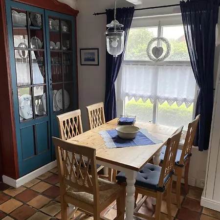 Modernisiertes Und Hell Eingerichtetes Mit Eigenem Garten Ideal Fuer Familien Holiday home Krummhoern